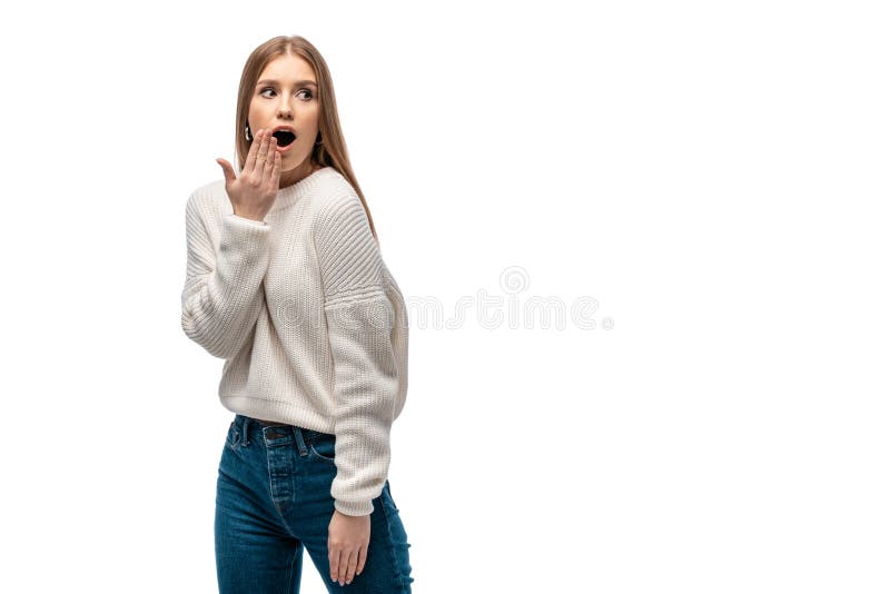 Mulher chocada em jeans e suéter branco isolada em branco foto de stock royalty free