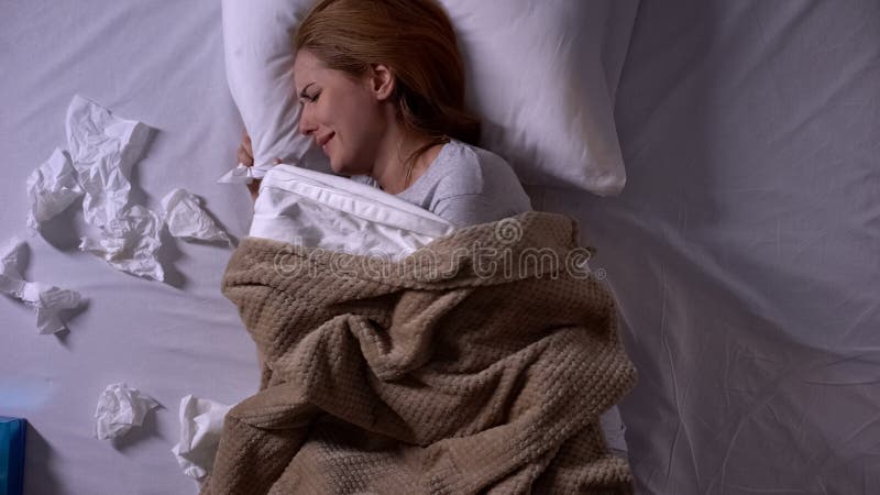 Mulher chorando deitada no travesseiro, muitos tecidos ao lado, dificuldade de vida fotos de stock Mulher chorando deitada no travesseiro, muitos tecidos ao lado, dificuldade de vida fotos de stock
