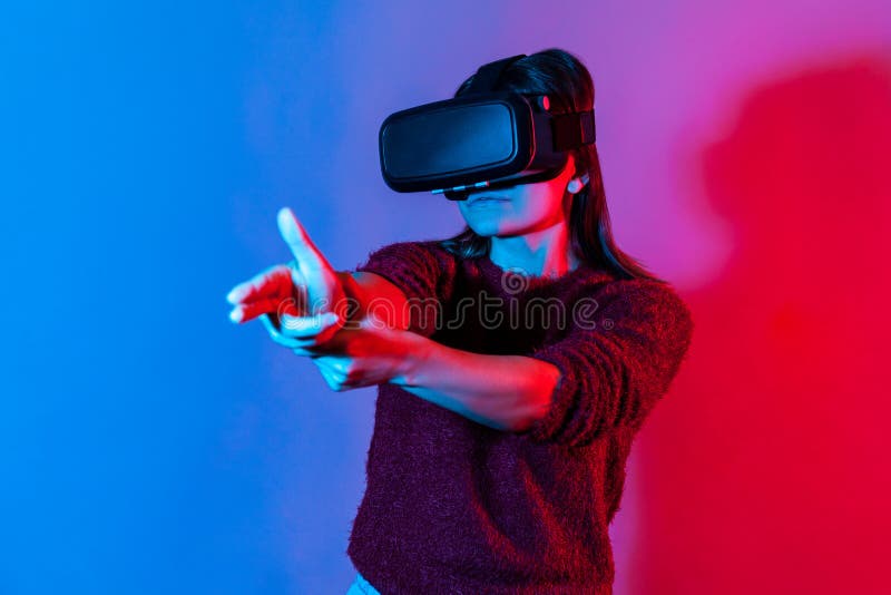 Mulher negra excitada usar óculos vr fone de ouvido jogar jogo de