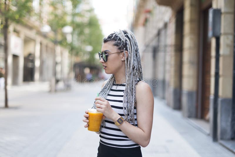 Mulher com agitação trançada do cabelo e de fruto fotos de stock Mulher com agitação trançada do cabelo e de fruto fotos de stock