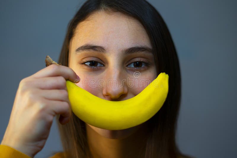 Mulher com banana como sorriso fotografia de stock