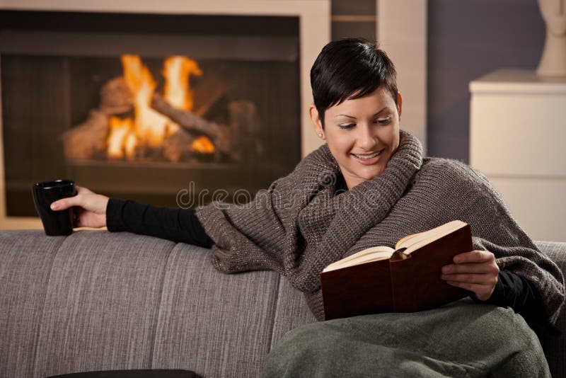 Mulher com bebida quente imagem de stock royalty free Mulher com bebida quente imagem de stock royalty free
