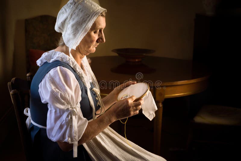 Mulher Vermeer Deitada Na Cama Antiga Da Copa Imagem de Stock - Imagem de  vestido, roupa: 164335627