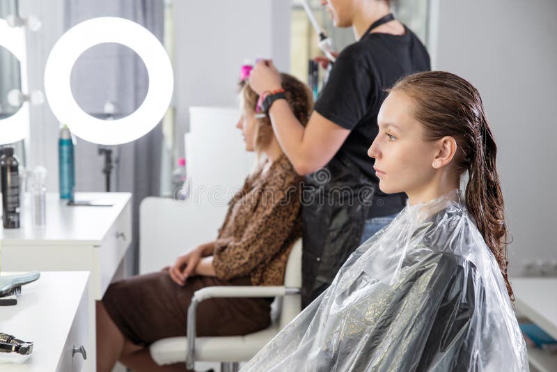 profissional cabeleireiro seco cabelo com uma secador de cabelo e volta  escova de cabelo dentro uma beleza salão. 26689478 Foto de stock no Vecteezy