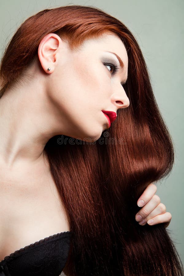 Menina Bonita sexy Do Ruivo Com Cabelo Longo Retrato Perfeito Da Mulher  No Fundo Preto Cabelo Lindo E Beleza Natural Dos Olhos Foto de Stock -  Imagem de forma, fêmea: 94327922