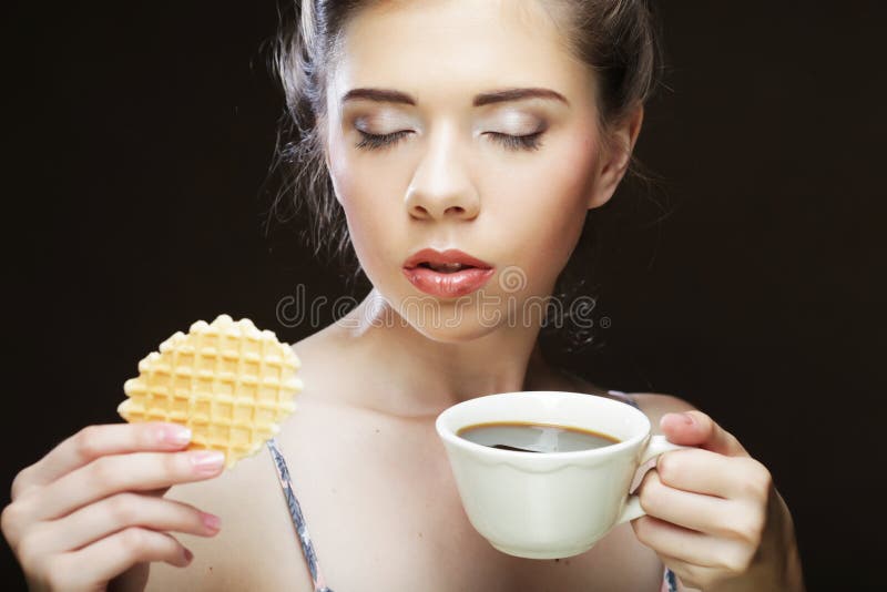 Mulher com café e biscoitos imagens de stock