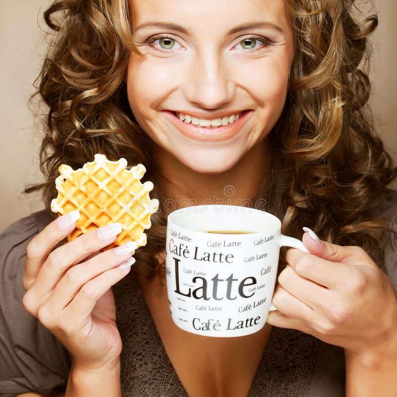 Mulher com café e biscoitos fotos de stock royalty free