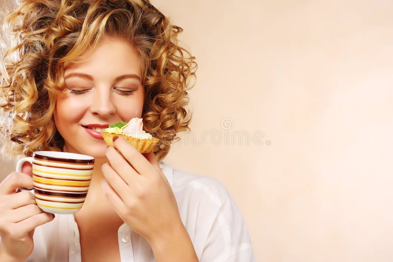 Mulher com café e bolinhos fotografia de stock