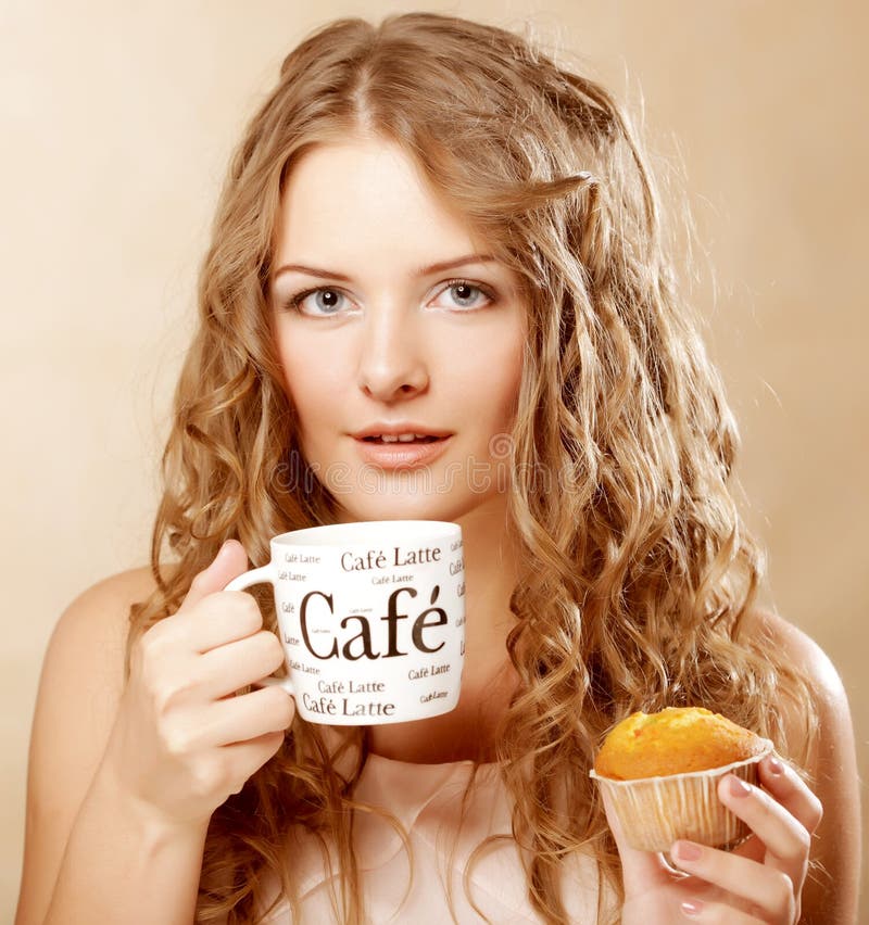 Mulher com café e bolo fotografia de stock