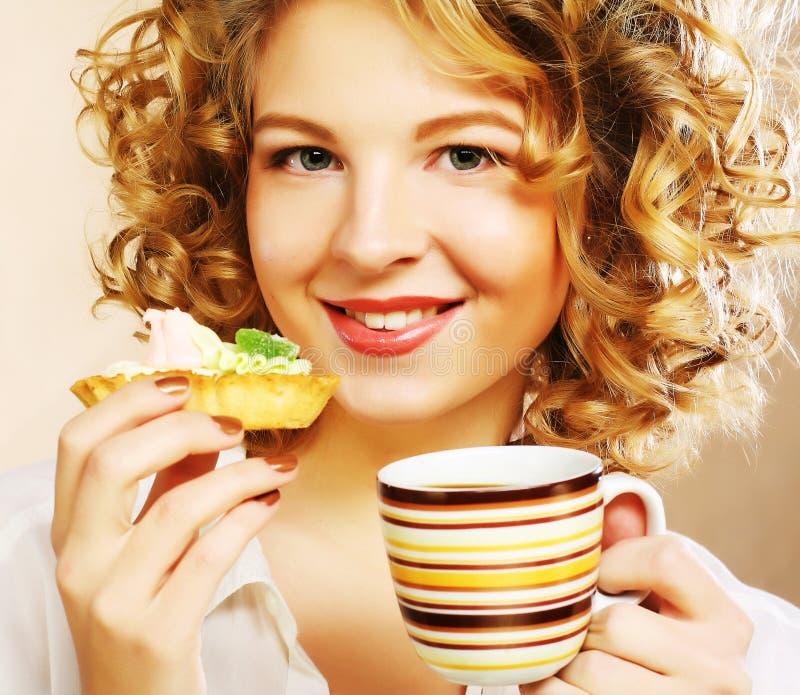 Mulher com café e biscoitos imagem de stock