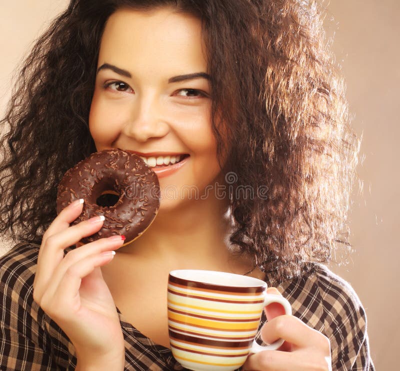 Mulher com café e biscoitos imagens de stock