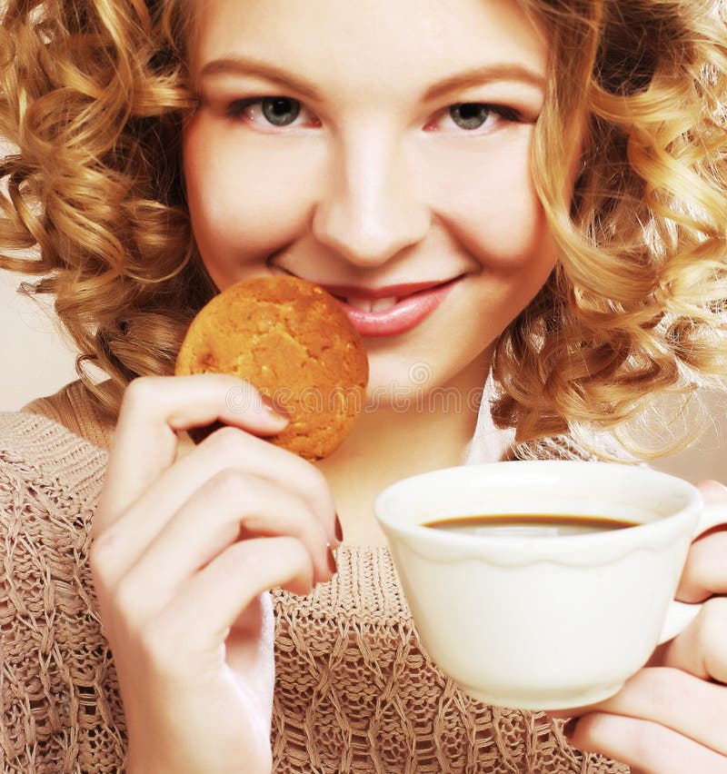 Mulher com café e cookies imagem de stock
