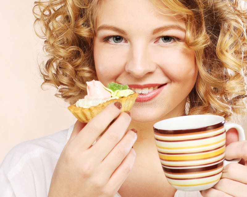 Mulher com café e sobremesa fotografia de stock royalty free