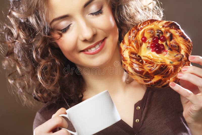 Mulher com café e sobremesa imagens de stock
