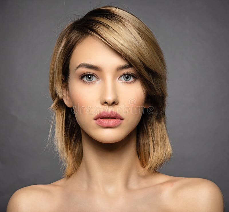 Mulher com cara da beleza e pele limpa Mulher loura 'sexy' imagem de stock Mulher com cara da beleza e pele limpa Mulher loura 'sexy' imagem de stock