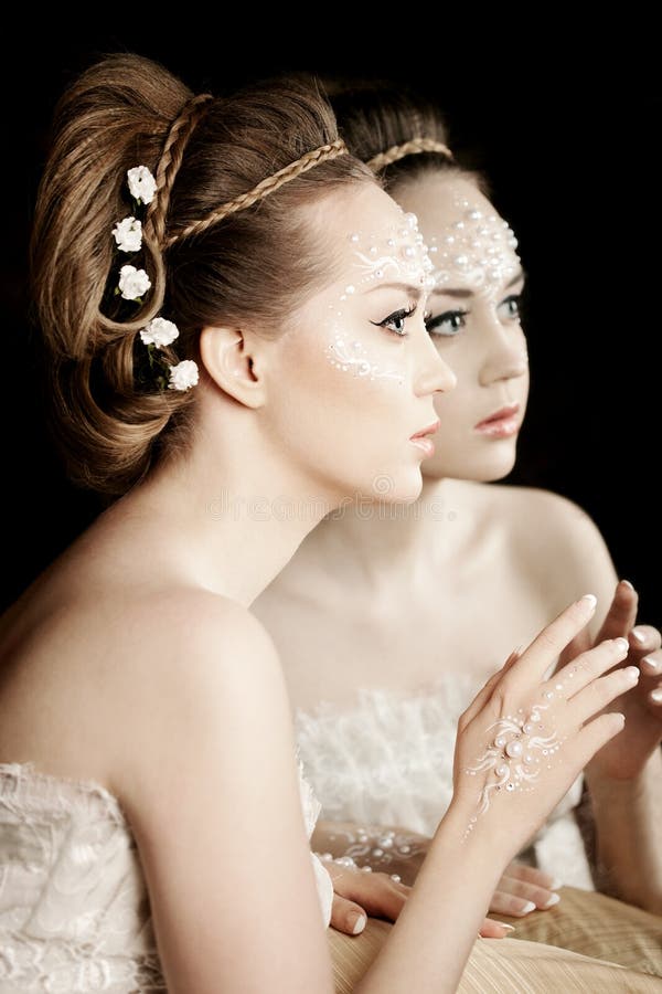 Mulher com composição criativa das pérolas imagens de stock royalty free