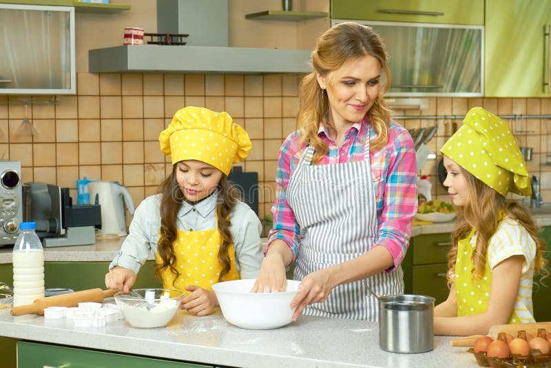 Mulher com crianças, cozinha imagem de stock Mulher com crianças, cozinha imagem de stock