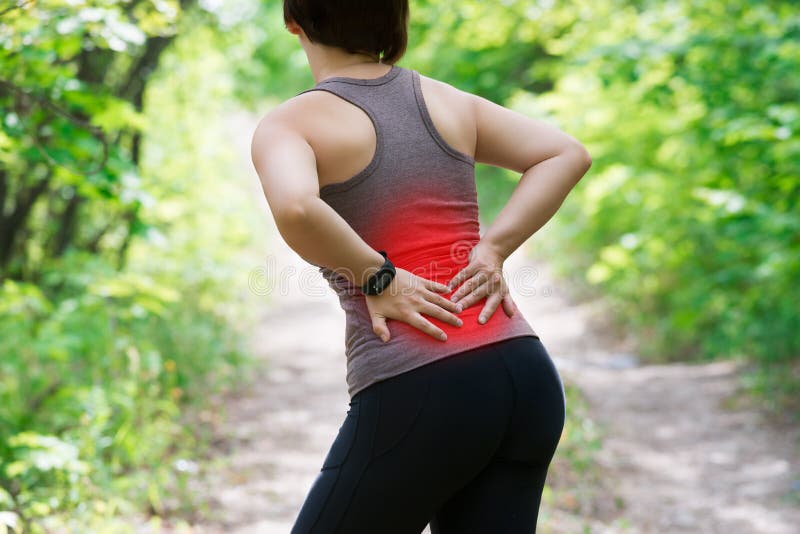 Mulher com dor nas costas, inflamação do rim, ferimento durante o exercício imagem de stock Mulher com dor nas costas, inflamação do rim, ferimento durante o exercício imagem de stock