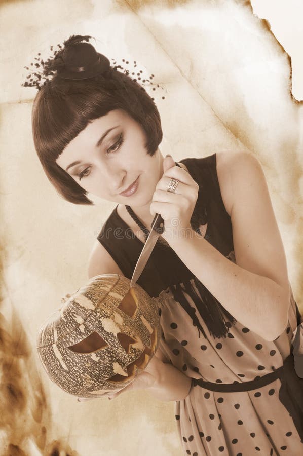 Mulher com faca que cinzela uma abóbora, estilo retro imagem de stock royalty free Mulher com faca que cinzela uma abóbora, estilo retro imagem de stock royalty free