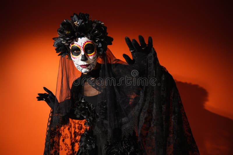 Assustadora dama da morte com maquiagem de festival e fantasia de halloween  para celebrar o feriado mexicano de dios de los muertos. mulher assustadora  como santa muerte com coroa de flores, dia