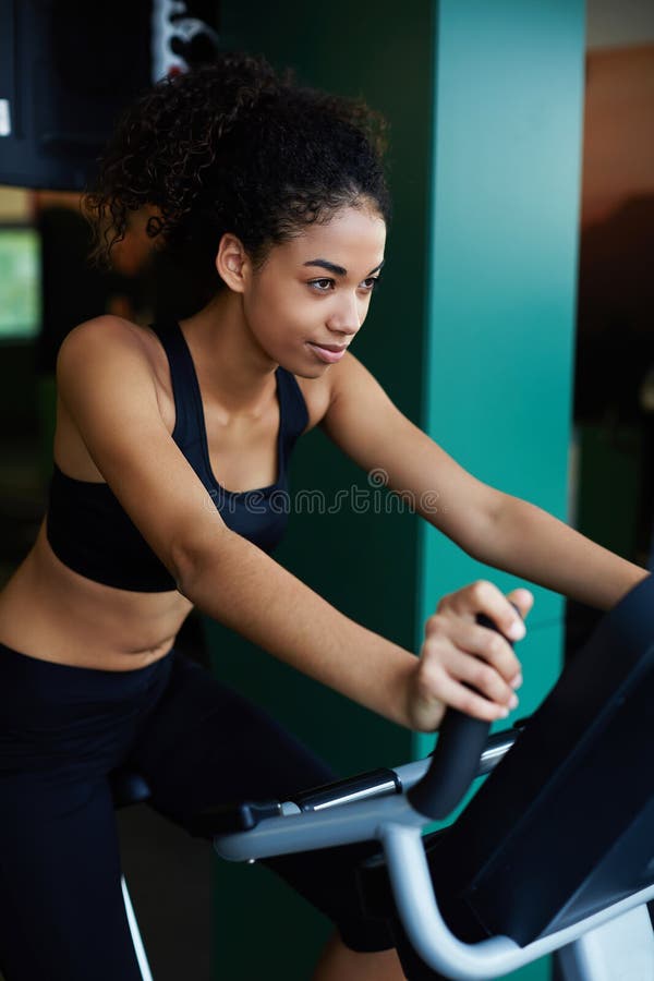 mulher com figura perfeita equitação na bicicleta da rotação no fitness center fotos de stock mulher com figura perfeita equitação na bicicleta da rotação no fitness center fotos de stock