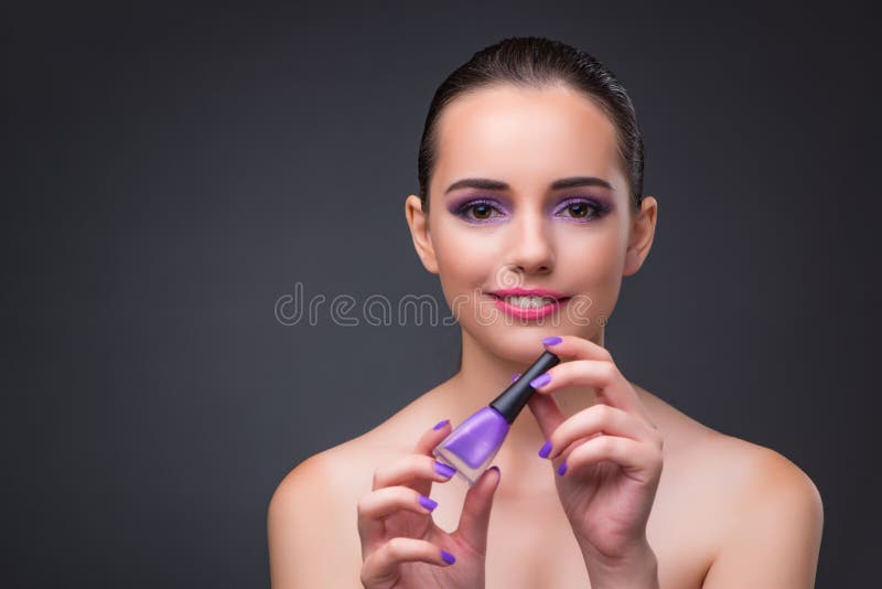 A mulher com a garrafa do polimento do tratamento de mãos fotos de stock A mulher com a garrafa do polimento do tratamento de mãos fotos de stock