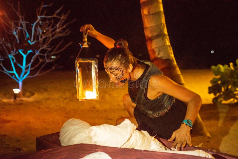 Bruxa Assustadora No Chapéu E Com Lâmpada Durante a Festa De Halloween No  Cemitério Artificial Na Praia Foto Editorial - Imagem de sepultura, menina:  170576021