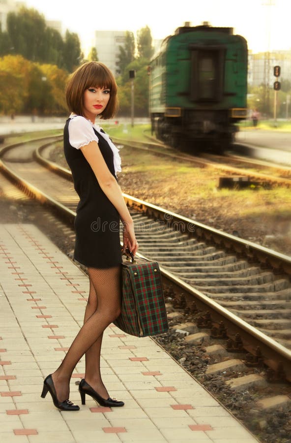 Mulher com a mala de viagem na plataforma foto de stock Mulher com a mala de viagem na plataforma foto de stock
