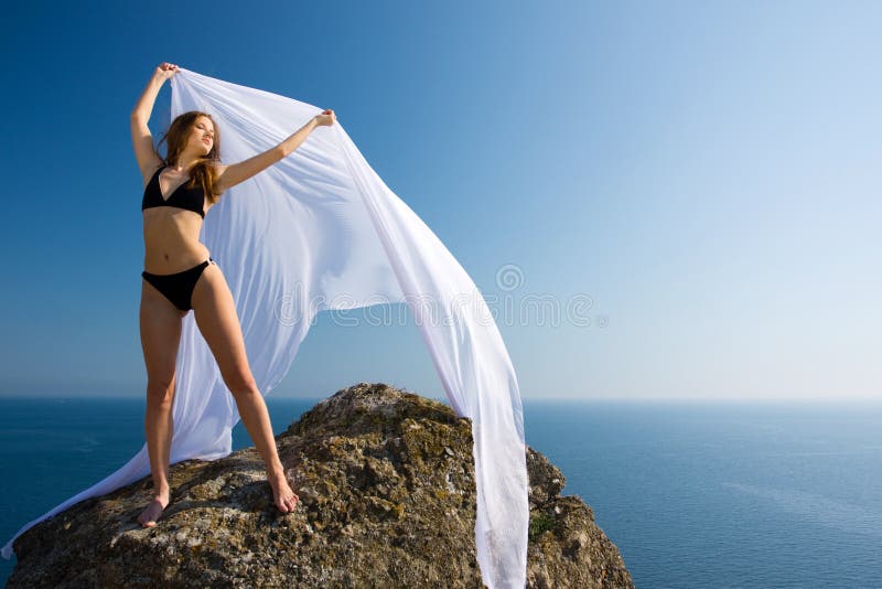 Mulher com material e natureza brancos fotos de stock royalty free Mulher com material e natureza brancos fotos de stock royalty free