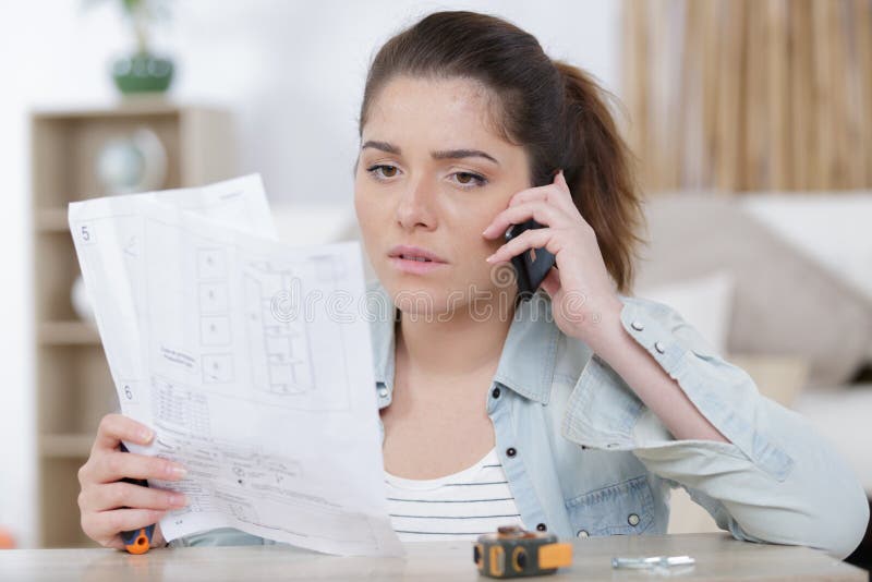 Mulher com mobília automontada na cozinha foto de stock