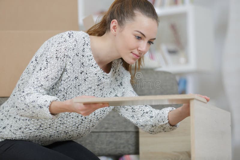 Mulher com mobília automontada na cozinha foto de stock