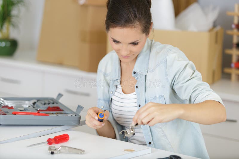 Mulher com mobília automontada na cozinha foto de stock royalty free