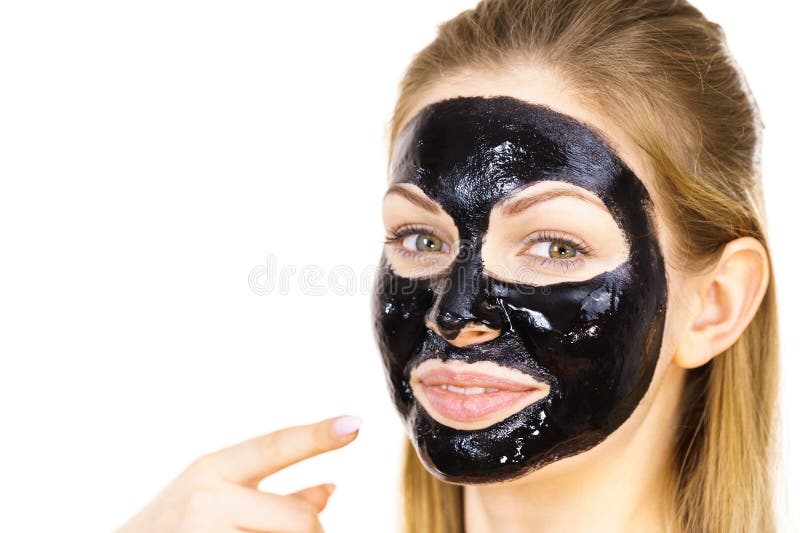 Mulher com máscara preta descascável no rosto fotografia de stock