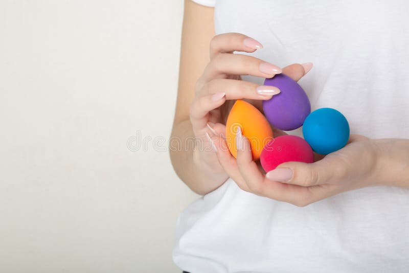 Mulher com o tratamento de mãos agradável que guarda misturadores coloridos da beleza Espaço vazio fotografia de stock royalty free Mulher com o tratamento de mãos agradável que guarda misturadores coloridos da beleza Espaço vazio fotografia de stock royalty free