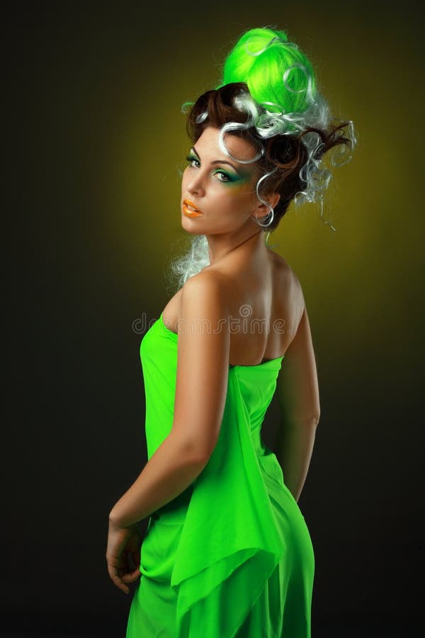 Mulher com penteado verde creativo foto de stock Mulher com penteado verde creativo foto de stock