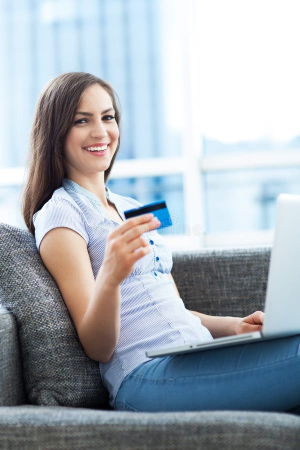 Mulher com portátil e cartão de crédito imagens de stock royalty free Mulher com portátil e cartão de crédito imagens de stock royalty free