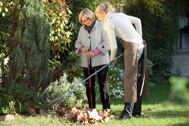 Mulher com seu jardineiro imagem de stock Mulher com seu jardineiro imagem de stock