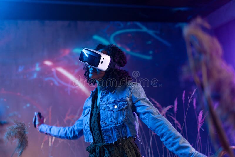 Foto de Jovem Mulher Menina Gamer Segurar Vr Headset Ar Óculos Inovadores  Relógio 3d 360 Jogo De Vídeo Jogar Em Futurista Roxo Luz Neon Realidade  Aumentada Virtual Conceito De Tecnologia Closeup Vista