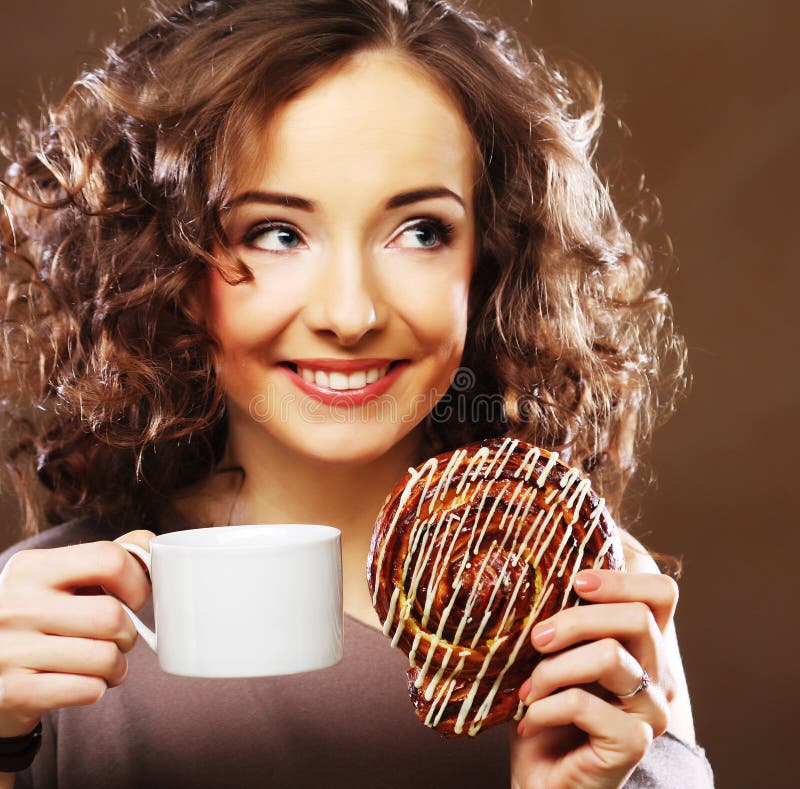 Mulher com uma chávena de café expresso imagem de stock royalty free