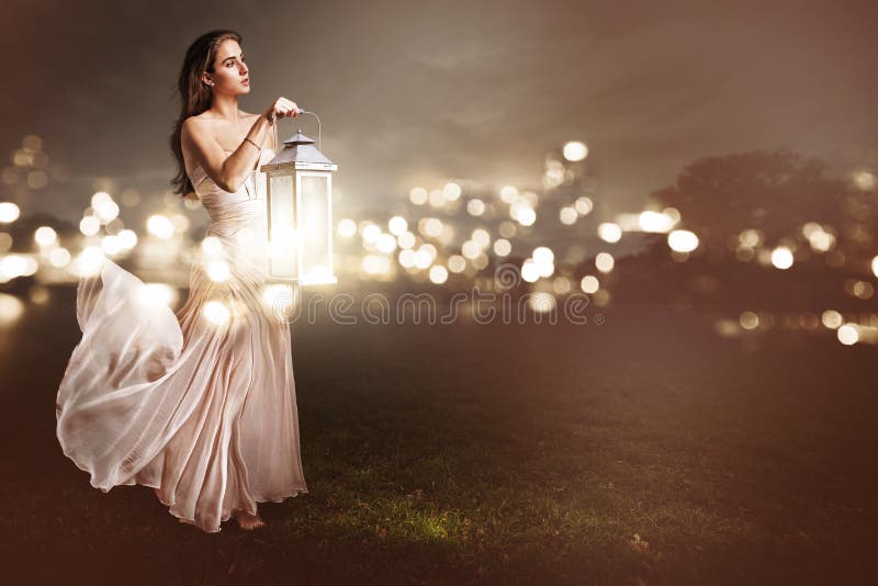 Mulher com um latern foto de stock Mulher com um latern foto de stock