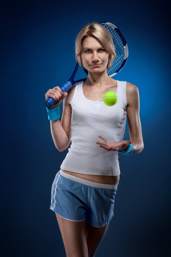 Mulher com uma esfera de tênis fotografia de stock royalty free Mulher com uma esfera de tênis fotografia de stock royalty free