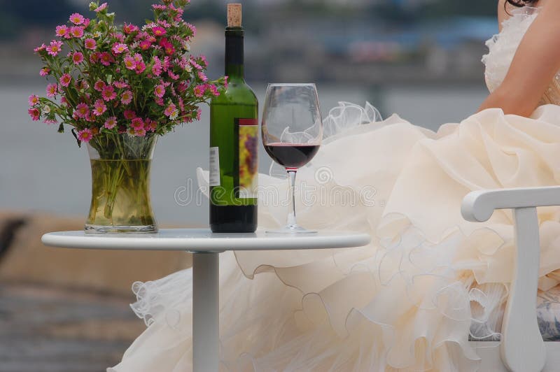 Uma Mão-homem Segurando Um Copo De Vinho Cheio De Flores. Conceito De  Primavera Imagem de Stock - Imagem de vidro, floral: 213546423