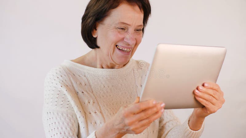 Mulher conectada por Skype video estoque