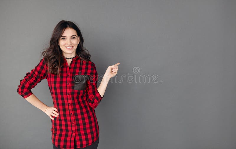 Mulher consideravelmente alegre que gesticula com dedo afastado fotos de stock royalty free