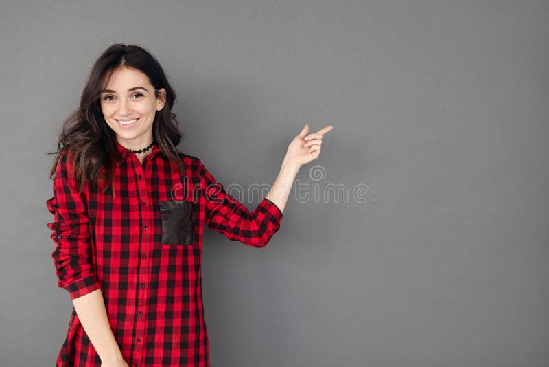 Mulher bastante alegre a gesticular com o dedo para longe fotografia de stock royalty free