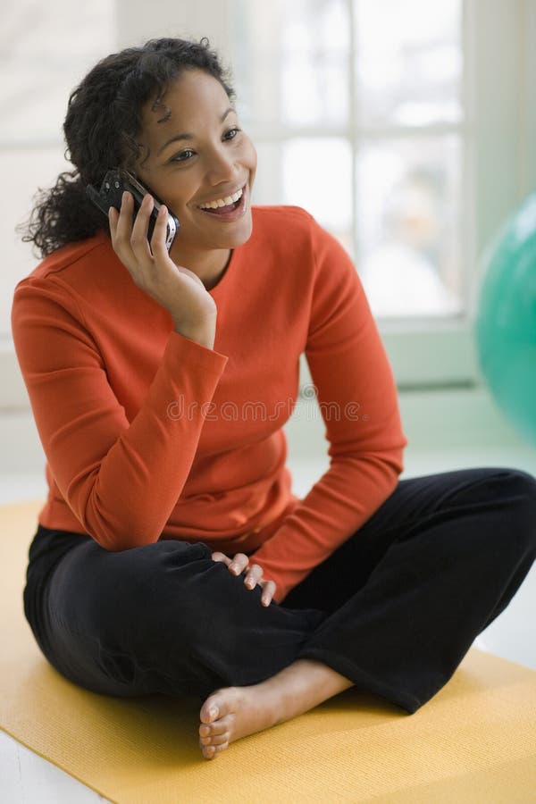 Mulher consideravelmente preta no telefone de pilha fotos de stock Mulher consideravelmente preta no telefone de pilha fotos de stock