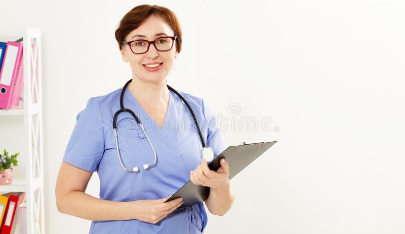 Mulher coreana asiática médica do doutor do médico sobre o fundo da clínica Seguro médico Conceito dos cuidados médicos fotografia de stock Mulher coreana asiática médica do doutor do médico sobre o fundo da clínica Seguro médico Conceito dos cuidados médicos fotografia de stock