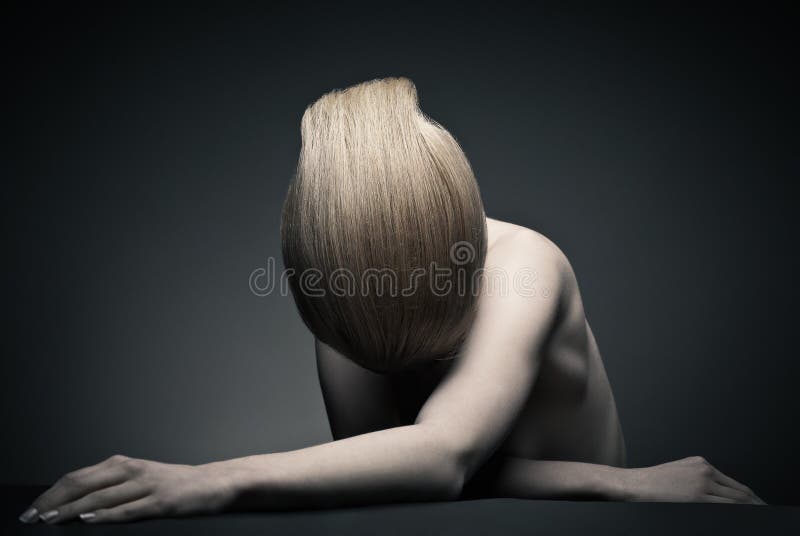 Mulher da alta-costura com penteado abstrato fotos de stock royalty free
