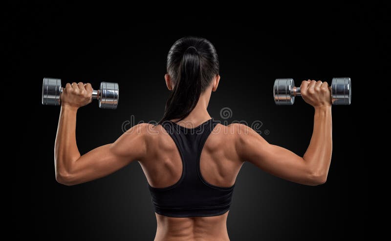 Mulher da aptidão nos músculos do treinamento da parte traseira com pesos