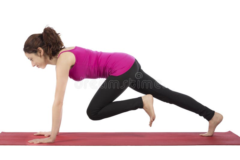 Mulher da aptidão que faz a pose do montanhista de montanha imagens de stock royalty free Mulher da aptidão que faz a pose do montanhista de montanha imagens de stock royalty free